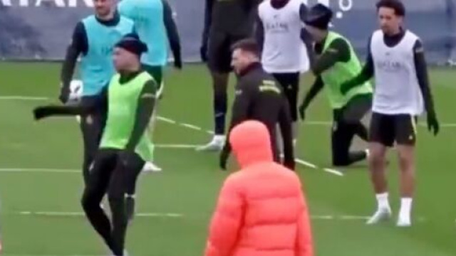 Mbappé et Messi devraient être titulaires contre l'OL ce dimanche. (screenshot Twitter - @HRivayrand)