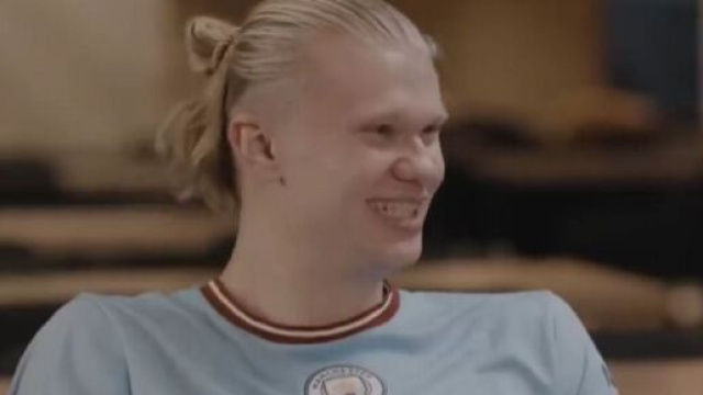 Erling Haaland essayant de parler français (capture Twitter Prime Video)