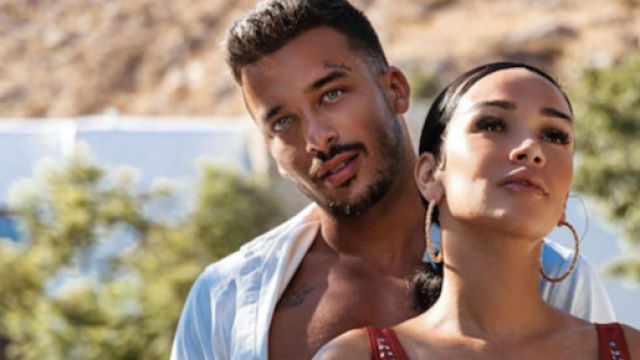 Jazz donne une fessée à sa fille Chelsea. Source : screenshot Instagram @jazztvshow