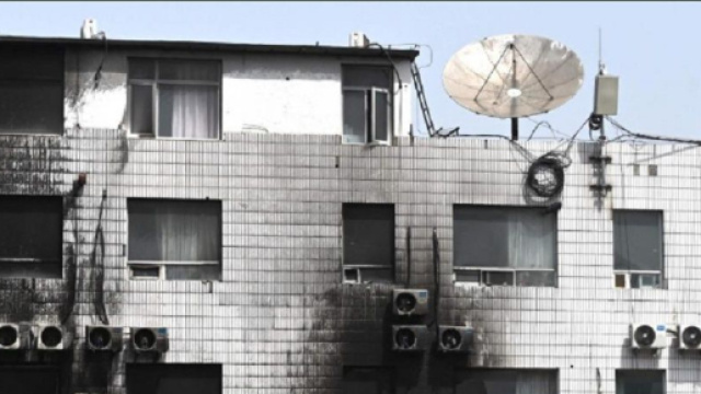L'hôpital incendié à Pékin (Screenshoot Twitter @sudinfo_be)
