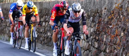 Ciclismo, il preparatore di Tadej Pogačar boccia l'uso del bicarbonato.