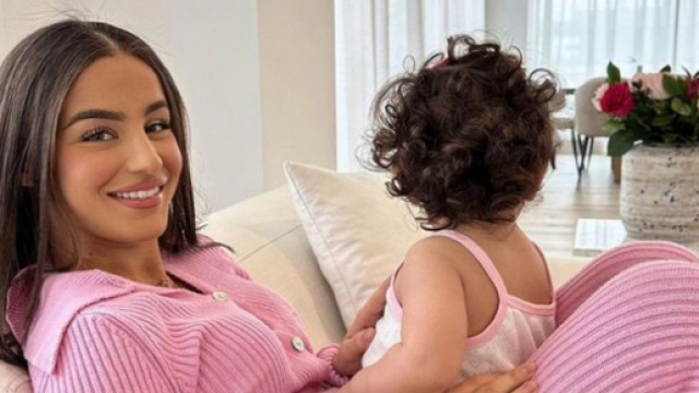 Pour l'anniversaire de leur petite Adria, Noré et Kamila ont décidé de dévoiler enfin son visage à leurs abonnés. (Screenshot @kamilaofficiel)