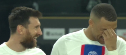 Lionel Messi et Kylian Mbappé lors d'Angers - PSG (capture Twitter @PVSportFR)
