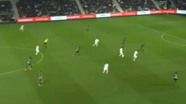 Leo Messi sur la pelouse d'Angers en Ligue 1 (screenshot Twitter - @FASTER1107)