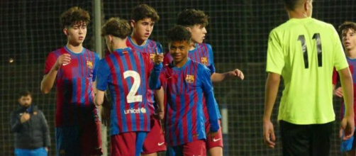 Les jeunes du Barça prêts à tout pour gagner un match. (screenshot Twitter - @Barca_Buzz)