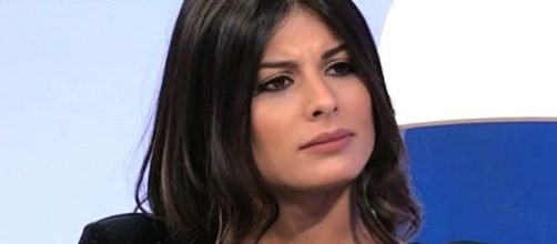 Giulia Cavaglà perde l'aereo e litiga con la hostess, Sara Shaimi: 'Imbarazzante'.