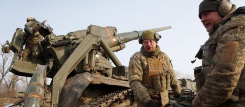 Bakhmut, Ucraina, Artiglieri ucraini sparano contro obiettivi nemici da un cannone d'artiglieria semovente 2S7 Pion calibro 203 mm.