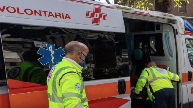 Bosa, ragazza precipita dal terzo piano: non si esclude il suicidio - today.it