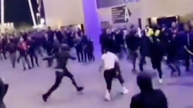 Des d&eacute;bordements ont eu lieu apr&egrave;s OL-OM aux abords du Groupama Stadium. (screenshot Twitter - @InfosOM_)