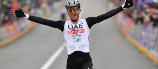 Ciclismo, Tadej Pogacar si è ritirato dalla Liegi per una caduta