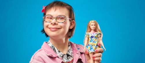 La Barbie trisomique de Mattel et son ambassadrice (Screenshoot Twitter @LCI)