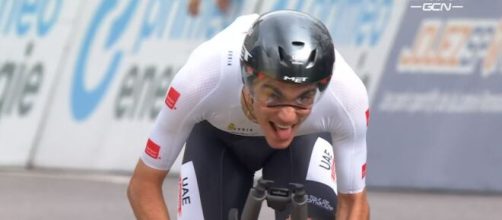 Ciclismo, Juan Ayuso vince la cronometro del Giro di Romandia.