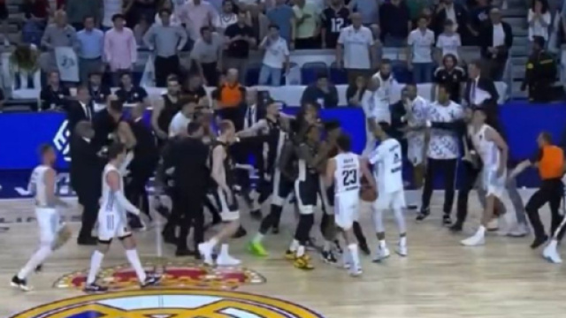Bagarre générale entre joueurs lors de la rencontre Real Madrid - Partizan Belgrade. Twitter @Belgique_real23