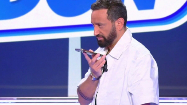 Cyril Hanouna reçoit un appel de sa mère en direct. Screenshots twitter @TPMP