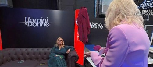 Uomini e donne, Tina lascia lo studio e spiazza Maria, i fan: 'Ridicola, vada in pensione'.