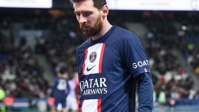 Messi s'est fait siffler par le Parc de Princes lors de PSG-Lyon 0-1. (Screenshot RMC Sport - BFMTV)