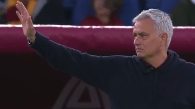José Mourinho s'est illustré pour un geste honorable sur le banc de la Roma. (screenshot twitter @Jmshow10_)