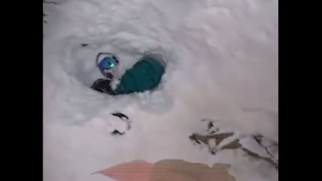 Usa, sciatore scova snowboarder sommerso dalla neve e lo salva in poco tempo (Video)