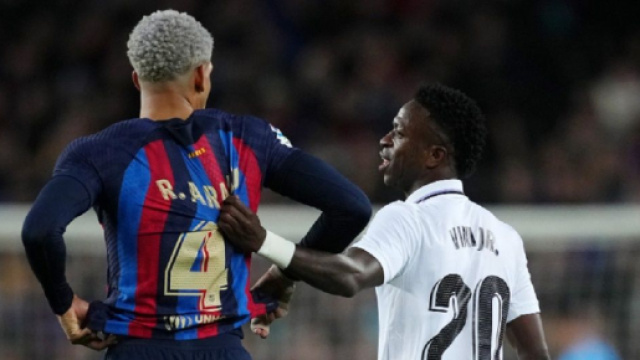 Apr&egrave;s leur d&eacute;faite contre le Real, le d&eacute;fenseur du Bar&ccedil;a, Ronald Araujo, a recadr&eacute; Vinicius Jr (Screenshoot Twitter @FranceRMCF)