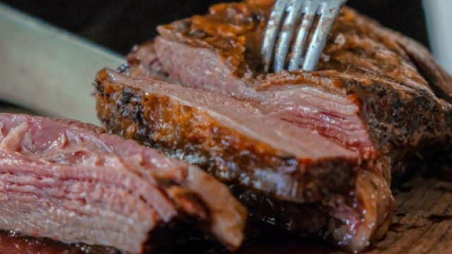 Roast beef in umido, una classica ricetta per il pranzo pasquale.