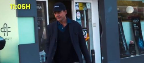 El italiano fue abordado mientras salía de una cafetería (Captura de pantalla de Telecinco)