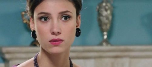 Il Paradiso, spoiler 18/04: Flora scopre che Umberto è sulle tracce della contessa.