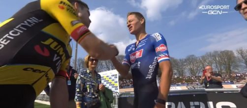 Ciclismo, i complimenti di Wout van Aert a Mathieu Van der Poel al termine della Parigi Roubaix.
