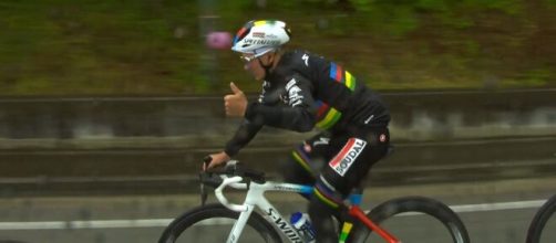 Ciclismo, Remco Evenepoel ha ceduto la maglia rosa del Giro d'Italia