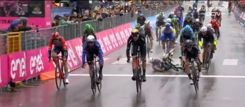 La caduta di Cavendish nel finale della quinta tappa del Giro d'Italia.