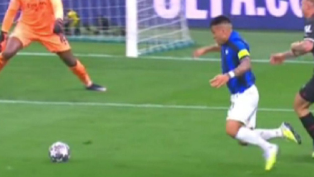 La simulation grotesque de Lautaro Martinez (capture Twitter @Castillo__Rm)