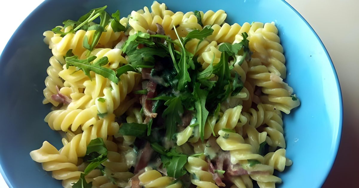 Pasta al con salamino croccante e rucola fresca