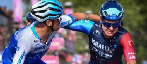 Alessandro De Marchi e Simon Clarke, ripresi nel finale della tappa di Napoli del Giro d'Italia.