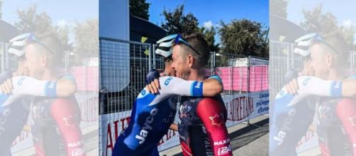 Giro, l'abbraccio tra Alessandro De Marchi e Simon Clarke.