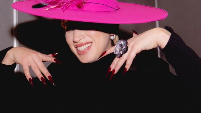 La chanteuse La Zarra représente la France à l'Eurovision (screenshots twitter@LaZarra)