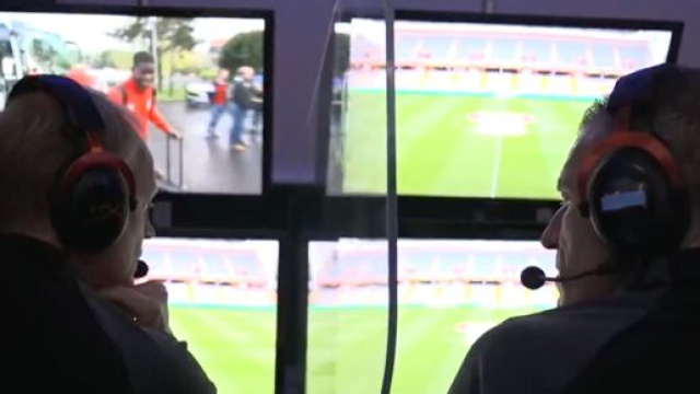 Les arbitres de la VAR en pleine discussion pendant Lens - Reims. (screenshot Twitter - @PVSportFR)