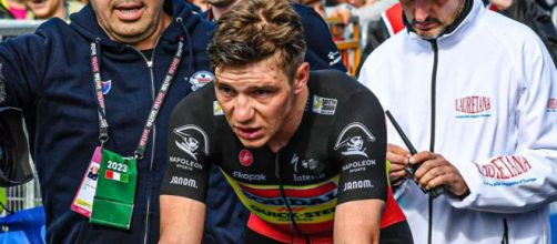 Ciclismo, Remco Evenepoel si è ritirato dal Giro d'Italia a causa del Covid.
