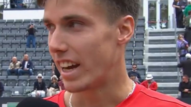 Après sa victoire face à Alcaraz, Marozsan s'est montré très heureux au micro sur le stade. (screen twitter @tennistv)