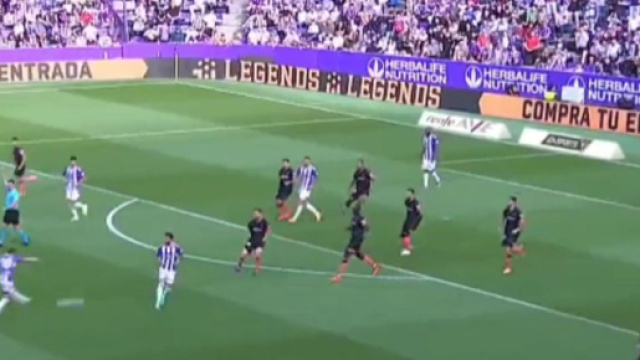 L’arbitre siffle la mi-temps avant une frappe qui a fini au fond des filets (capture Twitter @MercaFoot_)