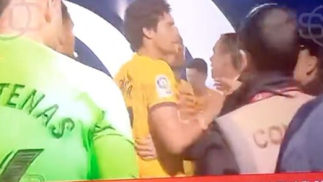 Les joueurs du Bar&ccedil;a en col&egrave;re ce dimanche apr&egrave;s avoir &eacute;t&eacute; chahut&eacute;s par des fans de l'Espanyol. (screenshot Twitter - @BarcaFRNews)