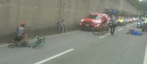 Giro d'Italia, la caduta di Alberto Bettiol nella tappa di Viareggio