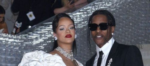 Rihanna et son compagnon Asap Rocky au Met Gala (Screenshoot Twitter @ELLEfrance)