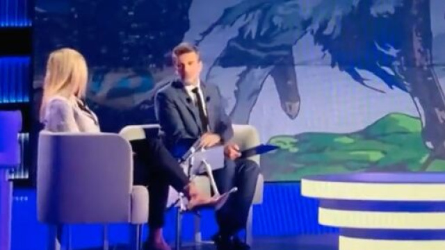 Hervé Mathoux avec Laure Boulleau sur le plateau du CCC. (screenshot Twitter - @HRivayrand)
