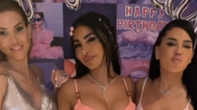 Maeva Ghennam semble avoir oublié toutes ses bonnes résolutions lors de sa fête d'anniversaire. (Screenshot Instagram @maevaa.ghennam)