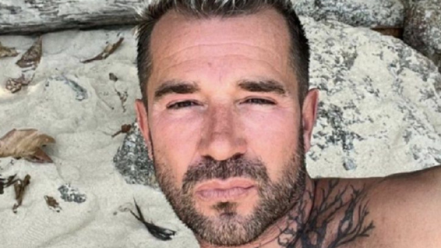 Mathieu (ADP) a pris a la pose avec un grand homme brun (Screenshoot Twitter @24sante_fr)