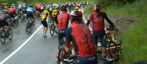 Ciclismo, Tao Geoghegan Hart si ritira dal Giro d'Italia