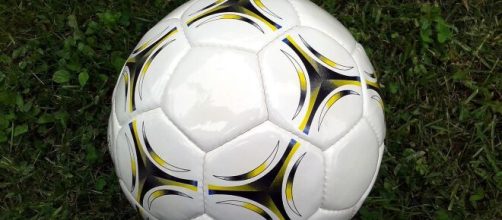 Close-up of a soccer ball (Image source: Petey21/Wikimedia Commons)
