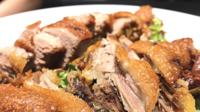 Anatra fritta con mandorle, un delizioso piatto cinese.