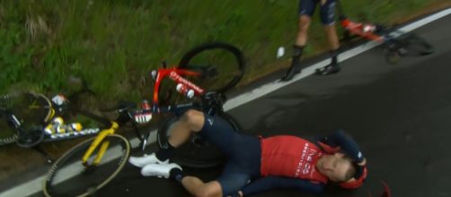 Ciclismo, Tao Geoghegan Hart si è ritirato dal Giro d'Italia per una caduta.