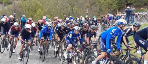 Giro d'Italia, protesta degli attivisti che tentano di fermare la corsa.