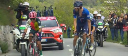 Giro d'Italia, Jefferson Cepeda e Thibaut Pinot sulla salita di Crans-Montana.